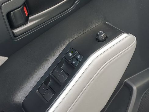 Used 2021 Toyota Highlander LE FWD image 21
