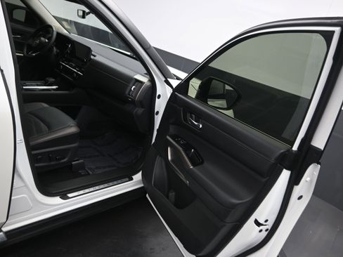 Used 2024 Nissan Pathfinder Platinum image 13