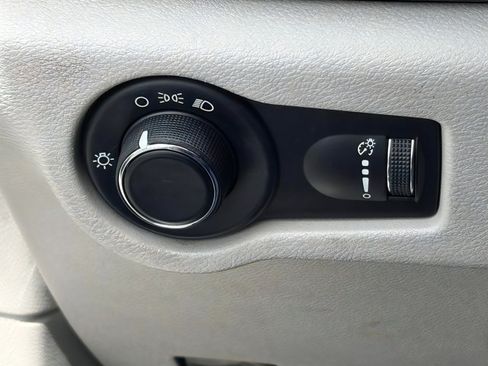 Used 2020 Chrysler Voyager L FWD image 18
