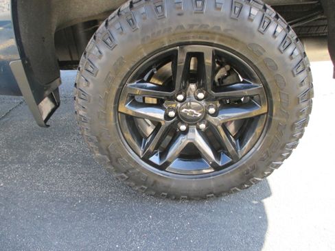 Used 2022 Chevrolet Silverado 1500 LT Trail Boss w/ Convenience Package II AWD/4WD image 9
