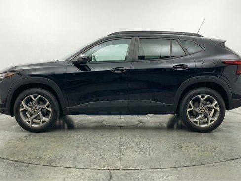 Used 2025 Chevrolet Trax LT w/ LT Convenience Package FWD image 5