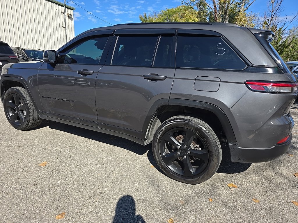 Used 2024 Jeep Grand Cherokee Limited w/ Black Appearance Package AWD/4WD image 4
