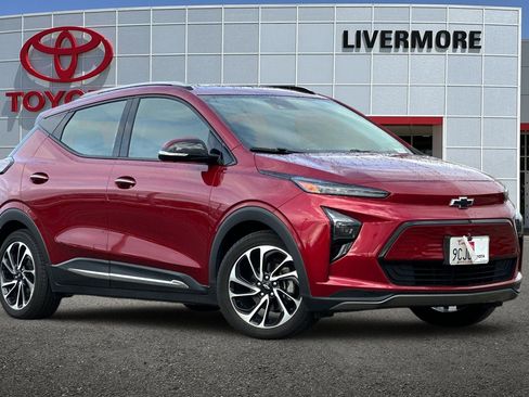 Used 2022 Chevrolet Bolt EUV Premier w/ Sun & Sound Package image 2