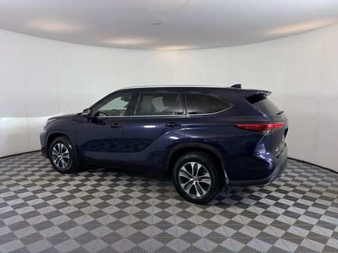 Used 2021 Toyota Highlander XLE AWD/4WD image 9