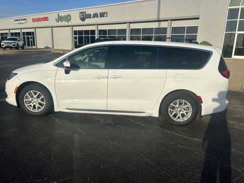 Used 2021 Chrysler Voyager LX FWD image 9