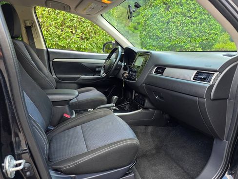 Used 2017 Mitsubishi Outlander ES AWD/4WD image 29