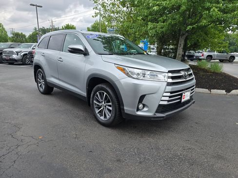 Used 2019 Toyota Highlander XLE AWD/4WD image 10