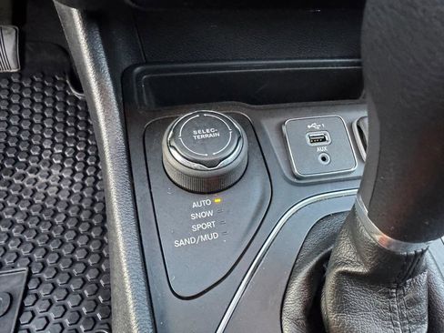 Used 2020 Jeep Cherokee Latitude w/ Cold Weather Group image 16