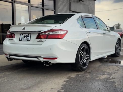 Used 2016 Honda Accord Touring image 2