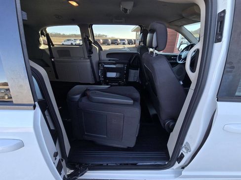 Used 2018 Dodge Grand Caravan SE w/ UConnect Hands-Free Group image 20