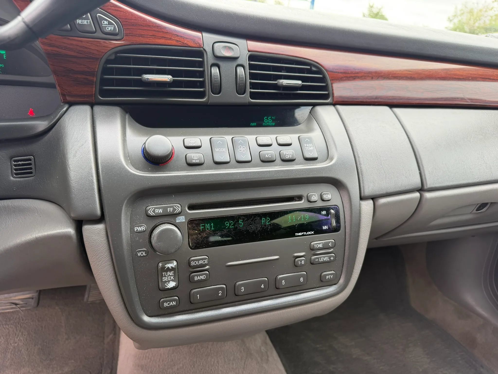 Used 2004 Cadillac De Ville w/ Equipment Group FWD image 20