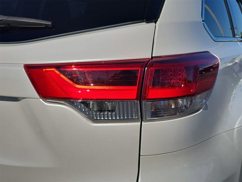 Used 2018 Toyota Highlander Limited image 8