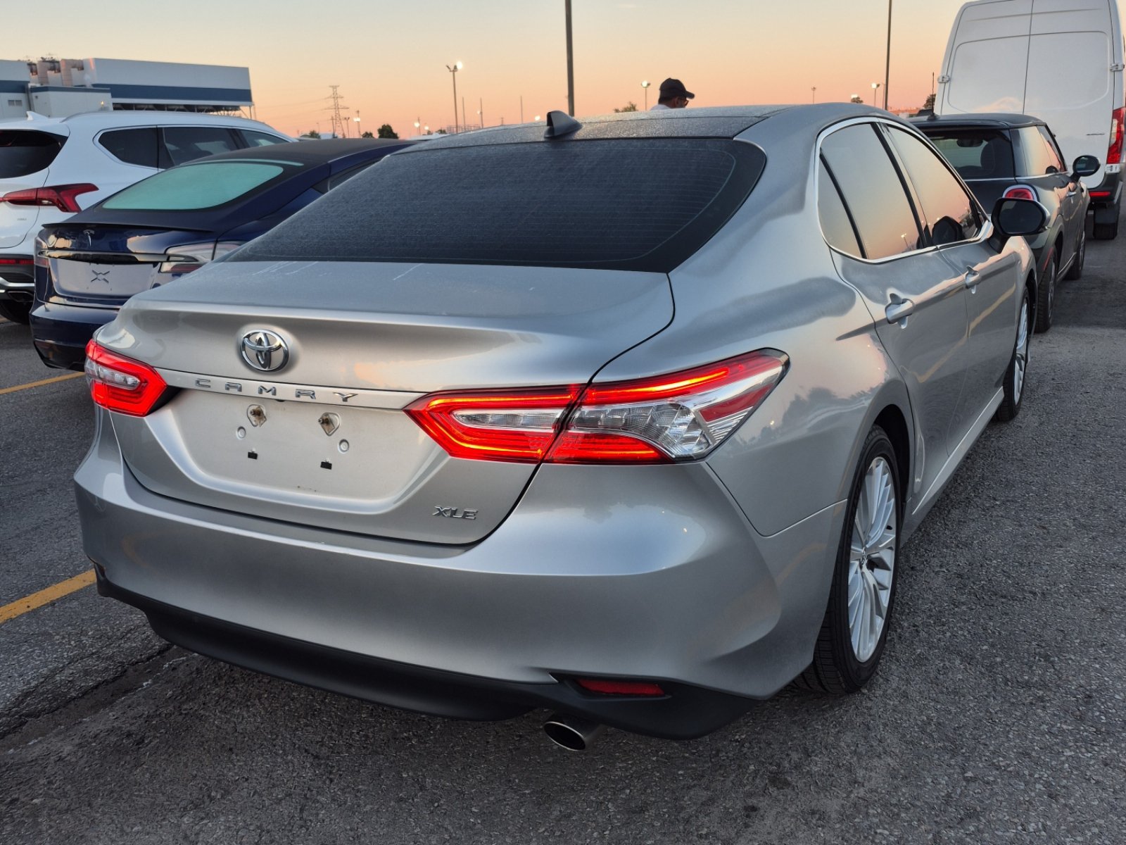 Used 2020 Toyota Camry XLE FWD image 3