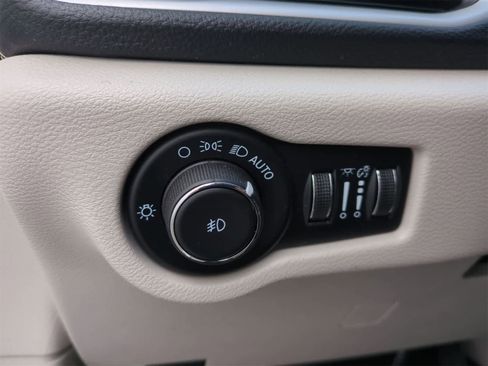 Used 2023 Chrysler Pacifica Touring-L image 28