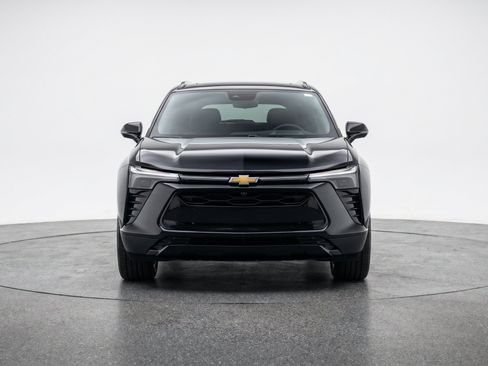 Used 2025 Chevrolet Blazer LT FWD image 2