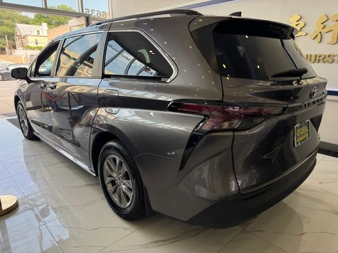 Used 2024 Toyota Sienna XLE w/ XLE Plus Package FWD image 5