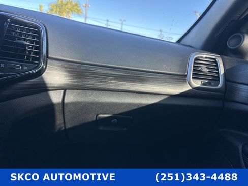 Used 2022 Jeep Grand Cherokee Laredo X image 24