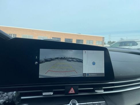 Used 2025 Hyundai Elantra SEL image 24