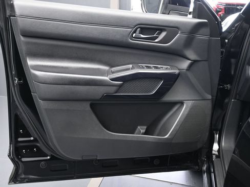 Used 2025 Nissan Pathfinder SV FWD image 27