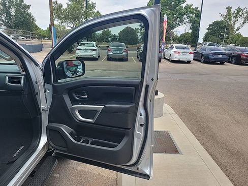 Used 2017 Nissan Titan SV AWD/4WD image 16