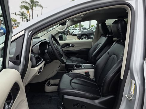 Certified 2024 Chrysler Pacifica Touring-L image 13