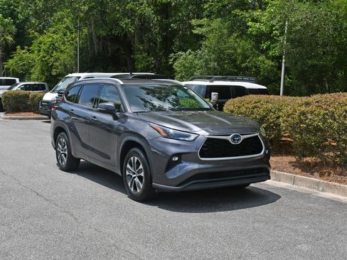 Used 2022 Toyota Highlander XLE FWD image 6