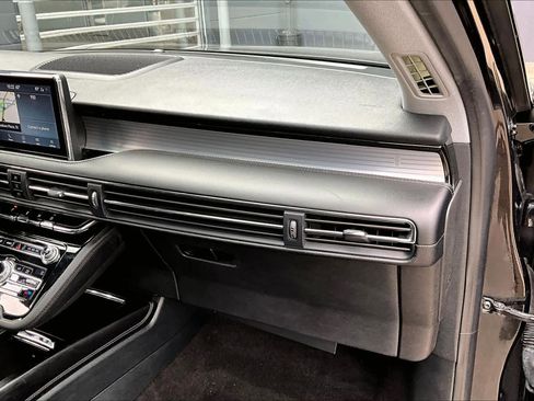 Used 2020 Lincoln Corsair Standard w/ Premium Package image 16