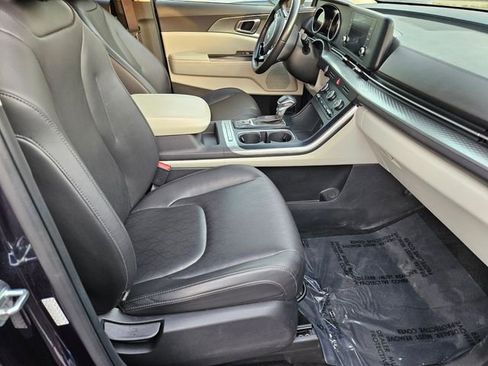 Used 2023 Kia Carnival LX image 8
