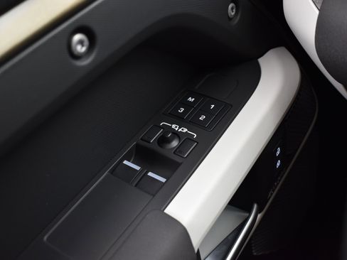 Used 2023 Land Rover Defender 90 SE image 24