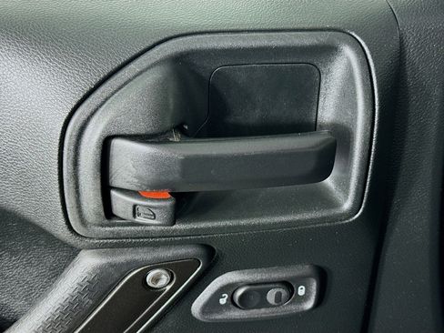 Used 2018 Jeep Wrangler Unlimited Rubicon w/ Connectivity Group image 21