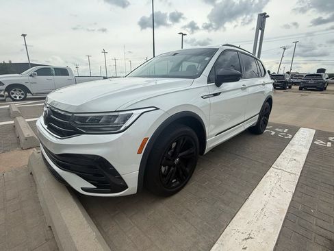 Used 2024 Volkswagen Tiguan SE R-Line AWD/4WD image 2
