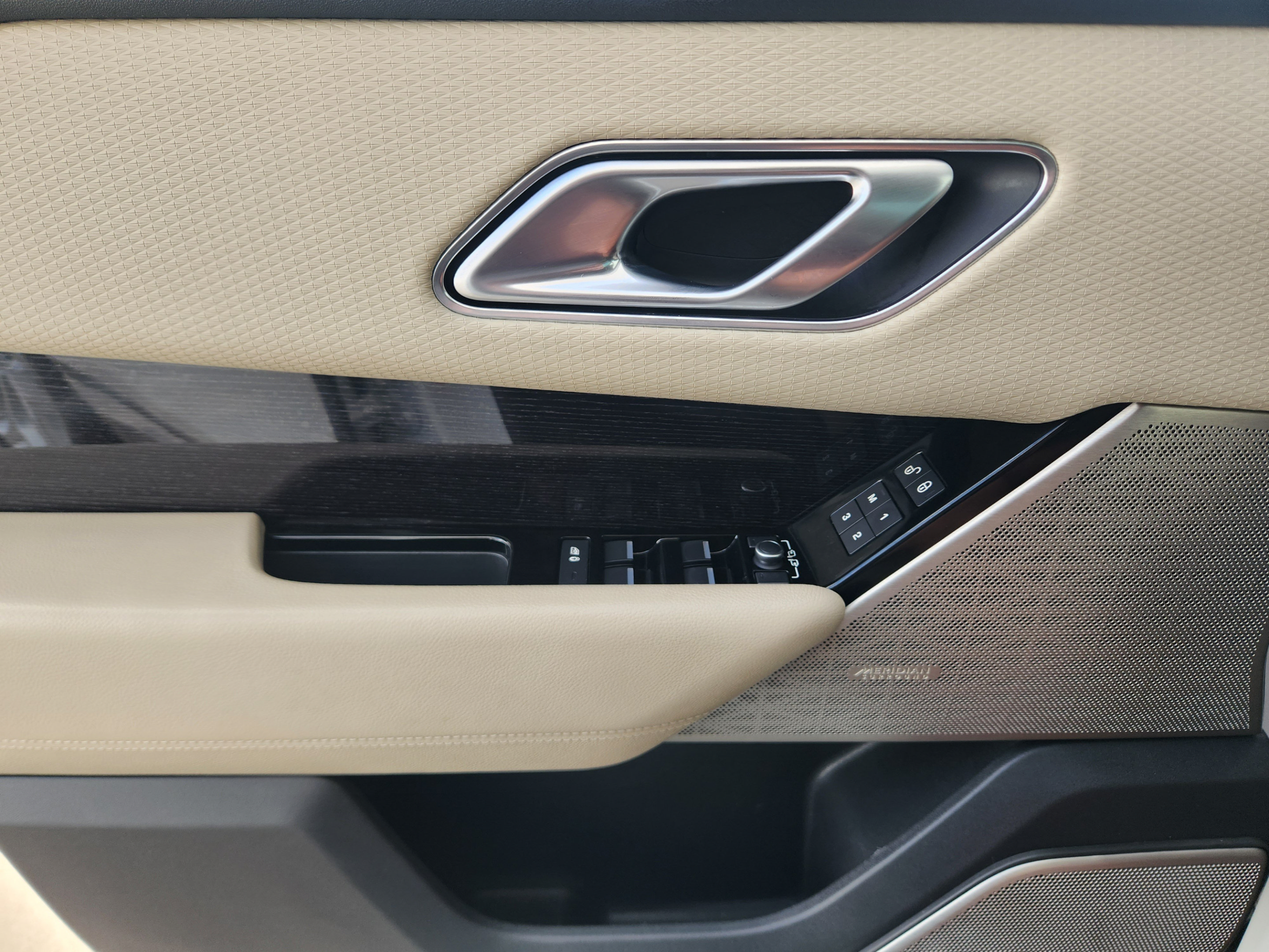 Used 2019 Land Rover Range Rover Velar R-Dynamic SE AWD/4WD image 18
