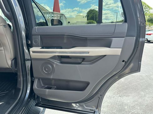 Used 2018 Ford Expedition XLT w/ Equipment Group 202A AWD/4WD image 28