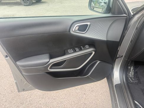 Used 2025 Kia Soul LX w/ LX Technology Package FWD image 15