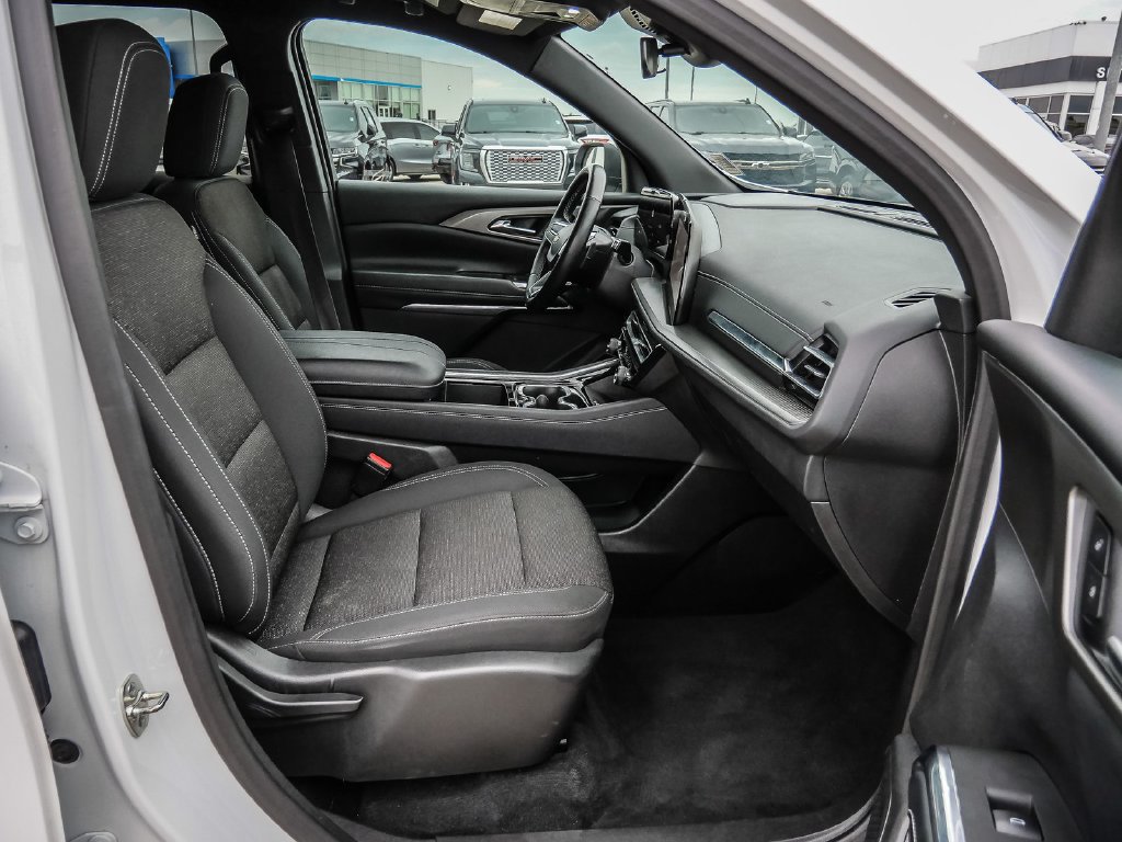 Used 2025 Chevrolet Traverse LT FWD image 14