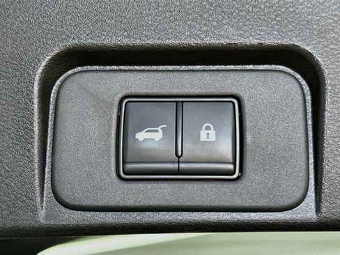 Used 2025 Nissan Rogue SV FWD image 29