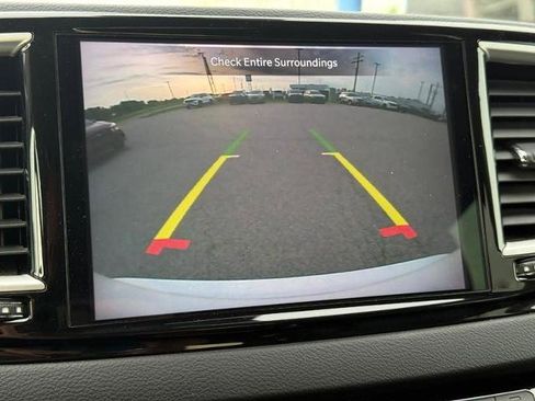 Used 2022 Chrysler Pacifica Touring-L FWD image 19