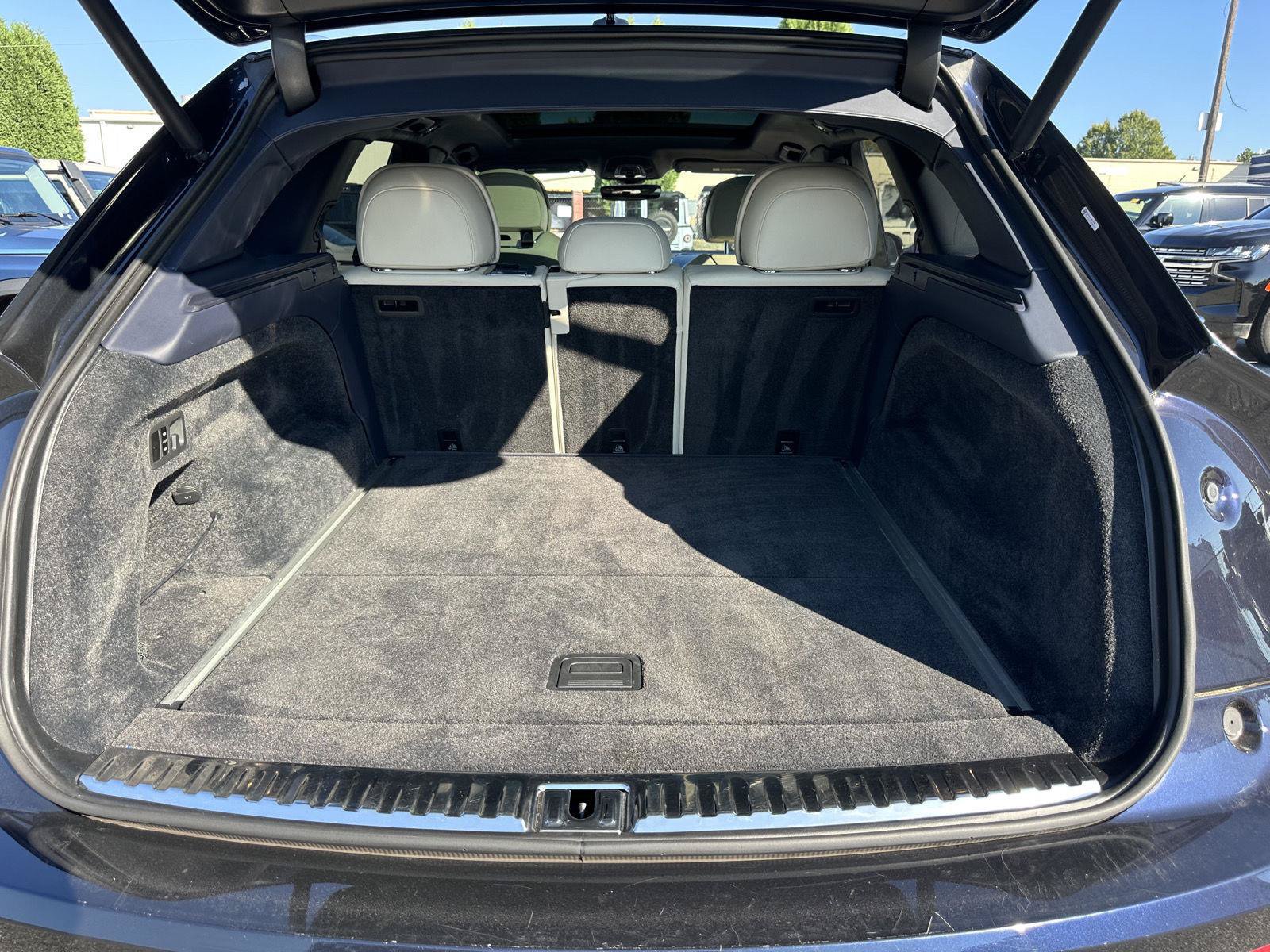 Used 2022 Bentley Bentayga AWD/4WD image 42