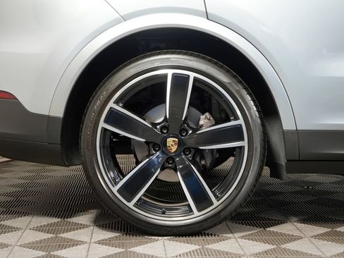 Used 2023 Porsche Cayenne AWD/4WD image 15