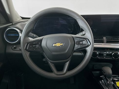 Used 2025 Chevrolet Trax LT image 17