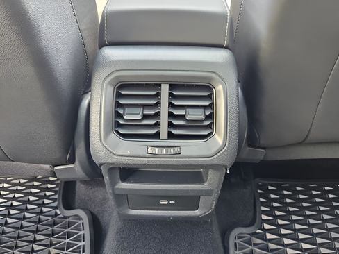 Used 2023 Volkswagen Taos SE w/ Panoramic Sunroof Package FWD image 10