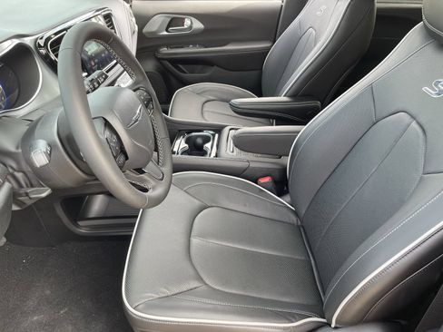 New 2026 Chrysler Pacifica Limited w/ S Appearance Package image 21