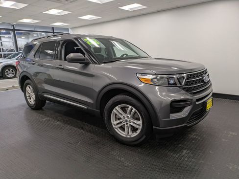 Used 2023 Ford Explorer XLT image 3