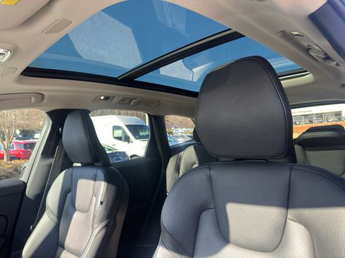 Used 2021 Volvo XC60 T5 Momentum w/ Premium Package image 11