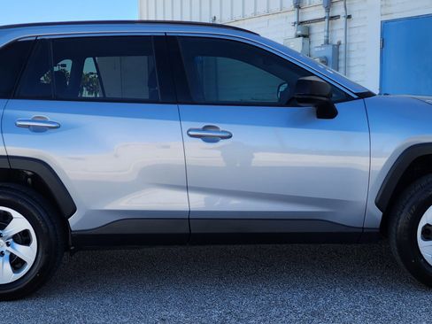 Used 2019 Toyota RAV4 LE image 4