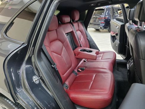 Used 2018 Porsche Macan AWD/4WD image 23