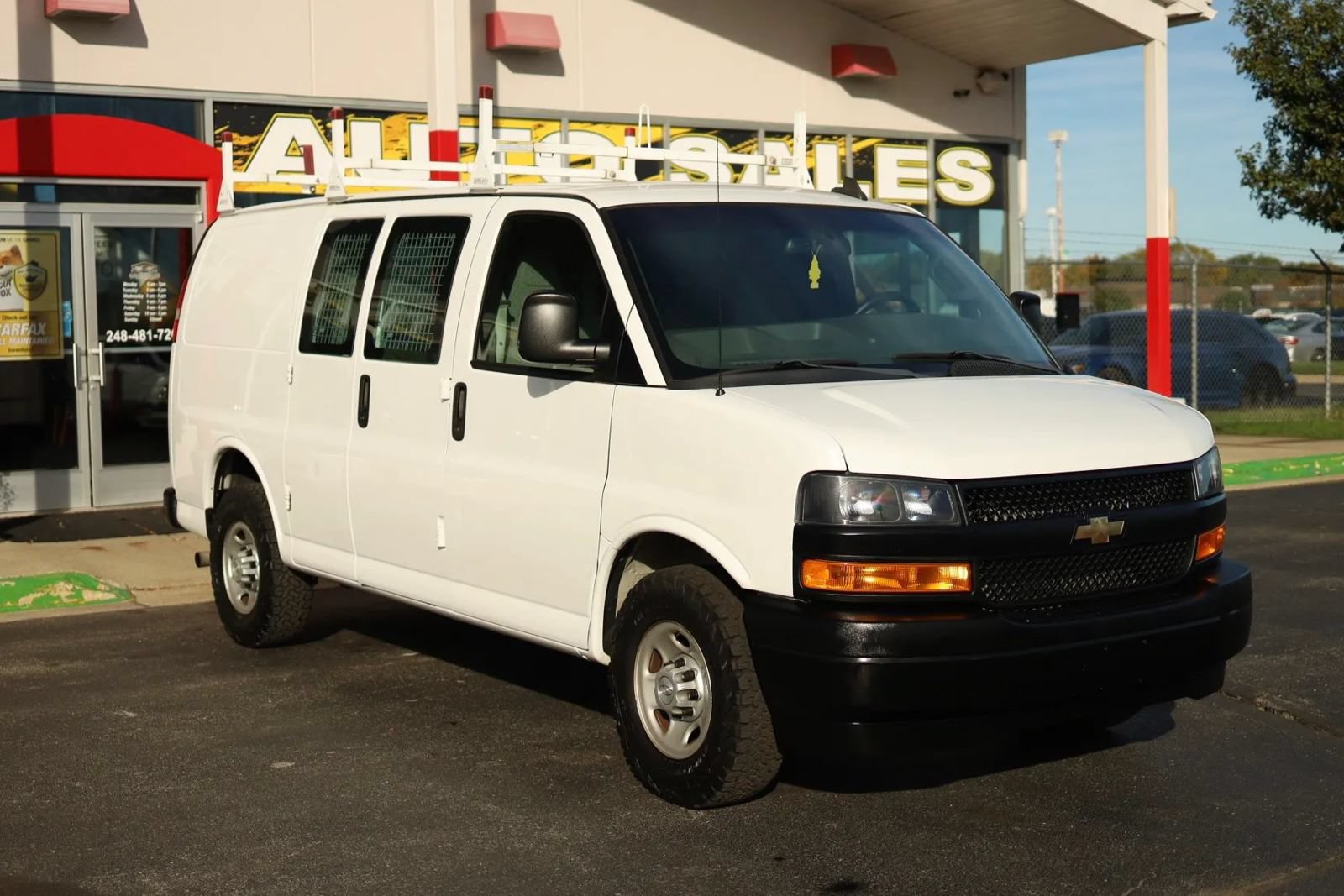 Used 2018 Chevrolet Express 2500 RWD image 3