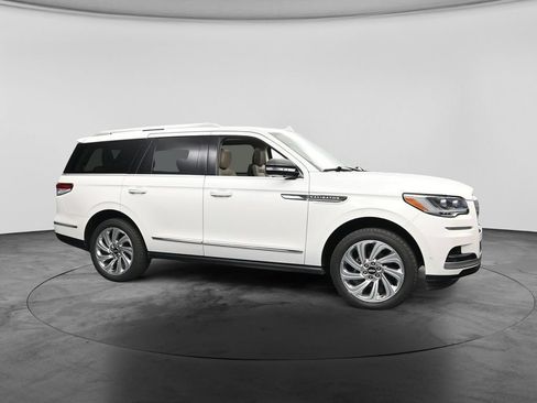 Used 2024 Lincoln Navigator Premiere AWD/4WD image 4