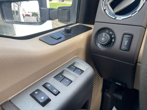 Used 2011 Ford F250 XLT w/ XLT Premium Pkg AWD/4WD image 24
