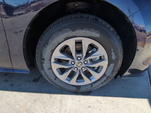 Used 2025 Toyota Sienna LE image 32